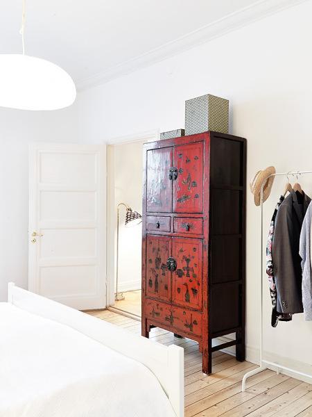 suelo de roble espigado suelo de madera sofa blanco ikea salón blanco decoración planta distribución abierta nevera negra cocina blanca muebles blancos decoración lamparas de diseño blanco iluminación del hogar estilo nórdico dormitorio decoración blanco distribuición diafana distribución diafana abierta salón cocina comedor diseño de interiores diseño de iluminación y lamparas decoración nórdica decoración moderna decoración en blanco decoración de interiores cocinas modernas cocinas de ikea cocinas blancas blog interiorismo blog interiores blog decoración adornos de colores accesorios complementos hogar 