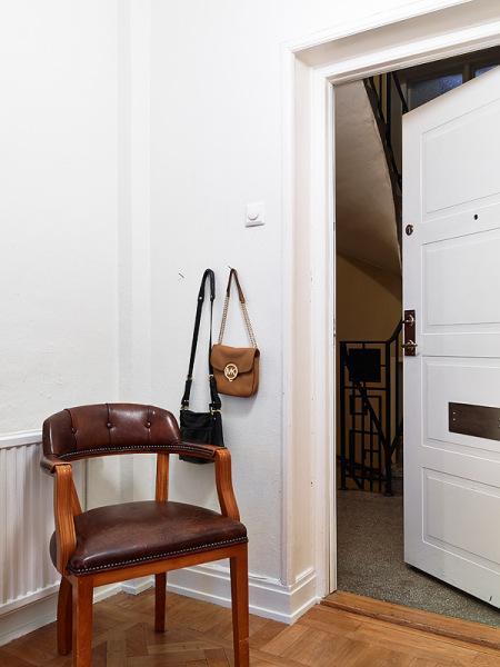 suelo de roble espigado suelo de madera sofa blanco ikea salón blanco decoración planta distribución abierta nevera negra cocina blanca muebles blancos decoración lamparas de diseño blanco iluminación del hogar estilo nórdico dormitorio decoración blanco distribuición diafana distribución diafana abierta salón cocina comedor diseño de interiores diseño de iluminación y lamparas decoración nórdica decoración moderna decoración en blanco decoración de interiores cocinas modernas cocinas de ikea cocinas blancas blog interiorismo blog interiores blog decoración adornos de colores accesorios complementos hogar 