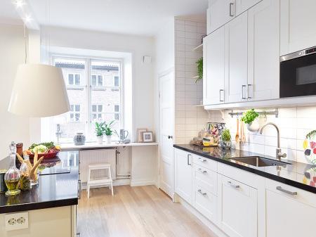 suelo de roble espigado suelo de madera sofa blanco ikea salón blanco decoración planta distribución abierta nevera negra cocina blanca muebles blancos decoración lamparas de diseño blanco iluminación del hogar estilo nórdico dormitorio decoración blanco distribuición diafana distribución diafana abierta salón cocina comedor diseño de interiores diseño de iluminación y lamparas decoración nórdica decoración moderna decoración en blanco decoración de interiores cocinas modernas cocinas de ikea cocinas blancas blog interiorismo blog interiores blog decoración adornos de colores accesorios complementos hogar 