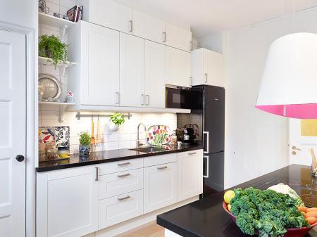 suelo de roble espigado suelo de madera sofa blanco ikea salón blanco decoración planta distribución abierta nevera negra cocina blanca muebles blancos decoración lamparas de diseño blanco iluminación del hogar estilo nórdico dormitorio decoración blanco distribuición diafana distribución diafana abierta salón cocina comedor diseño de interiores diseño de iluminación y lamparas decoración nórdica decoración moderna decoración en blanco decoración de interiores cocinas modernas cocinas de ikea cocinas blancas blog interiorismo blog interiores blog decoración adornos de colores accesorios complementos hogar 