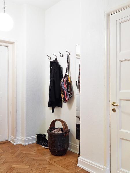 suelo de roble espigado suelo de madera sofa blanco ikea salón blanco decoración planta distribución abierta nevera negra cocina blanca muebles blancos decoración lamparas de diseño blanco iluminación del hogar estilo nórdico dormitorio decoración blanco distribuición diafana distribución diafana abierta salón cocina comedor diseño de interiores diseño de iluminación y lamparas decoración nórdica decoración moderna decoración en blanco decoración de interiores cocinas modernas cocinas de ikea cocinas blancas blog interiorismo blog interiores blog decoración adornos de colores accesorios complementos hogar 