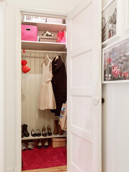 suelo de roble espigado suelo de madera sofa blanco ikea salón blanco decoración planta distribución abierta nevera negra cocina blanca muebles blancos decoración lamparas de diseño blanco iluminación del hogar estilo nórdico dormitorio decoración blanco distribuición diafana distribución diafana abierta salón cocina comedor diseño de interiores diseño de iluminación y lamparas decoración nórdica decoración moderna decoración en blanco decoración de interiores cocinas modernas cocinas de ikea cocinas blancas blog interiorismo blog interiores blog decoración adornos de colores accesorios complementos hogar 