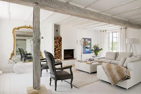 Una casa de campo blanquísima (con destellos de color)