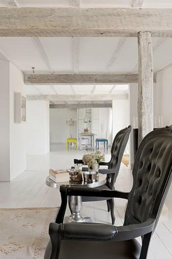 Una casa de campo blanquísima (con destellos de color)