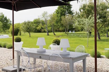 Una casa de campo blanquísima (con destellos de color)