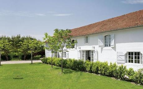 Una casa de campo blanquísima (con destellos de color)