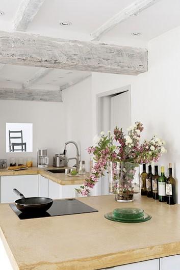 Una casa de campo blanquísima (con destellos de color)