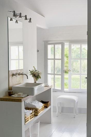 Una casa de campo blanquísima (con destellos de color)