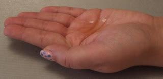 Limpiándonos la cara con el gel limpiador de Té Blanco de KORRES