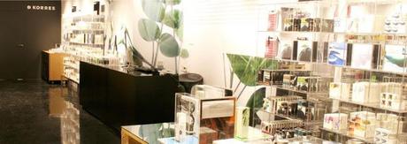 Limpiándonos la cara con el gel limpiador de Té Blanco de KORRES