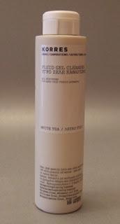 Limpiándonos la cara con el gel limpiador de Té Blanco de KORRES