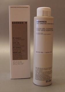 Limpiándonos la cara con el gel limpiador de Té Blanco de KORRES