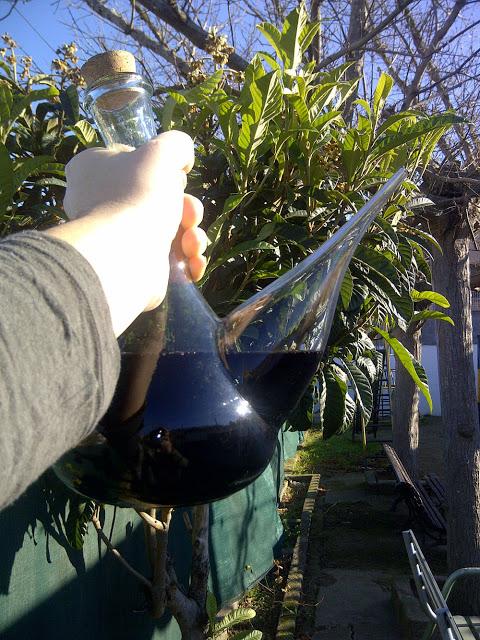 Compartiendo risas alrededor del porrón