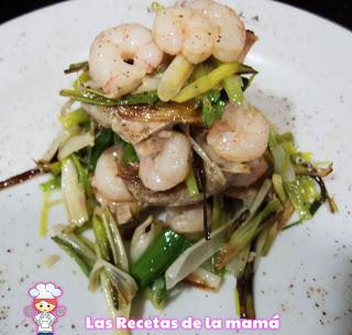 Receta de atún con ajos tiernos y gambas