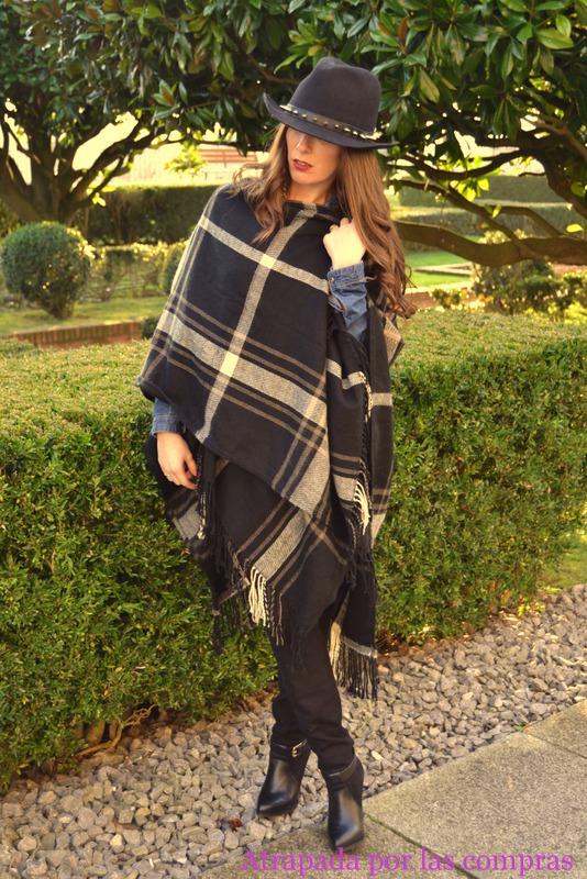 COWBOY: MAXI PONCHO Y SOMBRERO DE PINCHOS