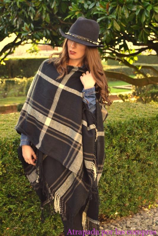 COWBOY: MAXI PONCHO Y SOMBRERO DE PINCHOS