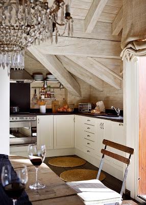 Los Interiores de Techos de Tejas Rusticos