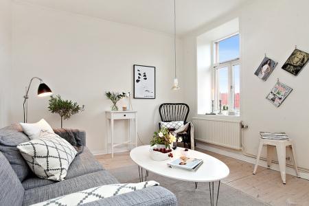 taburete tolix suelos de madera natural pino sofá gris sillon de mimbre negro papeleras vipp muebles de ikea muebles de diseño interiorismo nórdico interiores pisos pequeños estilo nórdico estilo escandinavo decoración diseño de interiores decorar pisos pequeños decorar casas decoración sueca decoración sencilla decoración pisos pequeños decoración en blanco negro gris decoración de interiores cocinas modernas pequeñas cocinas blancas pequeñas chimenea olla negra metal blog interiorismo blog decoración apartamentos pequeños decoración 