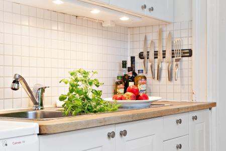 taburete tolix suelos de madera natural pino sofá gris sillon de mimbre negro papeleras vipp muebles de ikea muebles de diseño interiorismo nórdico interiores pisos pequeños estilo nórdico estilo escandinavo decoración diseño de interiores decorar pisos pequeños decorar casas decoración sueca decoración sencilla decoración pisos pequeños decoración en blanco negro gris decoración de interiores cocinas modernas pequeñas cocinas blancas pequeñas chimenea olla negra metal blog interiorismo blog decoración apartamentos pequeños decoración 