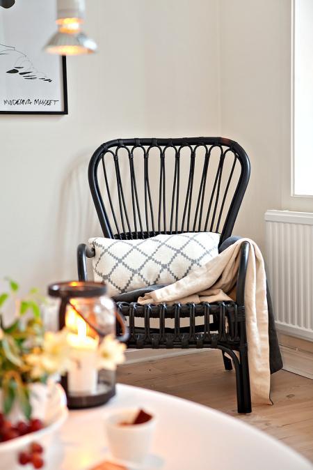 taburete tolix suelos de madera natural pino sofá gris sillon de mimbre negro papeleras vipp muebles de ikea muebles de diseño interiorismo nórdico interiores pisos pequeños estilo nórdico estilo escandinavo decoración diseño de interiores decorar pisos pequeños decorar casas decoración sueca decoración sencilla decoración pisos pequeños decoración en blanco negro gris decoración de interiores cocinas modernas pequeñas cocinas blancas pequeñas chimenea olla negra metal blog interiorismo blog decoración apartamentos pequeños decoración 