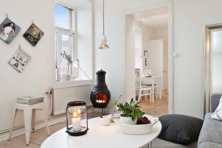 taburete tolix suelos de madera natural pino sofá gris sillon de mimbre negro papeleras vipp muebles de ikea muebles de diseño interiorismo nórdico interiores pisos pequeños estilo nórdico estilo escandinavo decoración diseño de interiores decorar pisos pequeños decorar casas decoración sueca decoración sencilla decoración pisos pequeños decoración en blanco negro gris decoración de interiores cocinas modernas pequeñas cocinas blancas pequeñas chimenea olla negra metal blog interiorismo blog decoración apartamentos pequeños decoración 