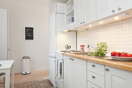 taburete tolix suelos de madera natural pino sofá gris sillon de mimbre negro papeleras vipp muebles de ikea muebles de diseño interiorismo nórdico interiores pisos pequeños estilo nórdico estilo escandinavo decoración diseño de interiores decorar pisos pequeños decorar casas decoración sueca decoración sencilla decoración pisos pequeños decoración en blanco negro gris decoración de interiores cocinas modernas pequeñas cocinas blancas pequeñas chimenea olla negra metal blog interiorismo blog decoración apartamentos pequeños decoración 