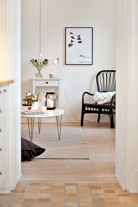 taburete tolix suelos de madera natural pino sofá gris sillon de mimbre negro papeleras vipp muebles de ikea muebles de diseño interiorismo nórdico interiores pisos pequeños estilo nórdico estilo escandinavo decoración diseño de interiores decorar pisos pequeños decorar casas decoración sueca decoración sencilla decoración pisos pequeños decoración en blanco negro gris decoración de interiores cocinas modernas pequeñas cocinas blancas pequeñas chimenea olla negra metal blog interiorismo blog decoración apartamentos pequeños decoración 