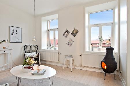 taburete tolix suelos de madera natural pino sofá gris sillon de mimbre negro papeleras vipp muebles de ikea muebles de diseño interiorismo nórdico interiores pisos pequeños estilo nórdico estilo escandinavo decoración diseño de interiores decorar pisos pequeños decorar casas decoración sueca decoración sencilla decoración pisos pequeños decoración en blanco negro gris decoración de interiores cocinas modernas pequeñas cocinas blancas pequeñas chimenea olla negra metal blog interiorismo blog decoración apartamentos pequeños decoración 