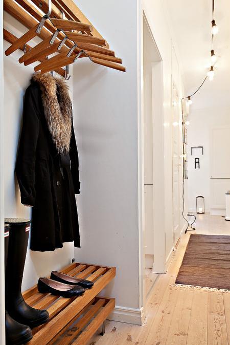 taburete tolix suelos de madera natural pino sofá gris sillon de mimbre negro papeleras vipp muebles de ikea muebles de diseño interiorismo nórdico interiores pisos pequeños estilo nórdico estilo escandinavo decoración diseño de interiores decorar pisos pequeños decorar casas decoración sueca decoración sencilla decoración pisos pequeños decoración en blanco negro gris decoración de interiores cocinas modernas pequeñas cocinas blancas pequeñas chimenea olla negra metal blog interiorismo blog decoración apartamentos pequeños decoración 