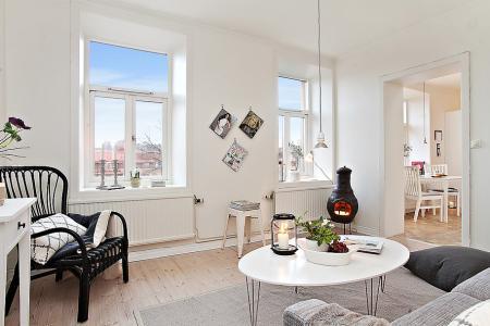 taburete tolix suelos de madera natural pino sofá gris sillon de mimbre negro papeleras vipp muebles de ikea muebles de diseño interiorismo nórdico interiores pisos pequeños estilo nórdico estilo escandinavo decoración diseño de interiores decorar pisos pequeños decorar casas decoración sueca decoración sencilla decoración pisos pequeños decoración en blanco negro gris decoración de interiores cocinas modernas pequeñas cocinas blancas pequeñas chimenea olla negra metal blog interiorismo blog decoración apartamentos pequeños decoración 