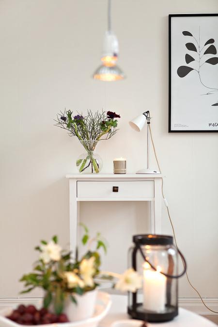 taburete tolix suelos de madera natural pino sofá gris sillon de mimbre negro papeleras vipp muebles de ikea muebles de diseño interiorismo nórdico interiores pisos pequeños estilo nórdico estilo escandinavo decoración diseño de interiores decorar pisos pequeños decorar casas decoración sueca decoración sencilla decoración pisos pequeños decoración en blanco negro gris decoración de interiores cocinas modernas pequeñas cocinas blancas pequeñas chimenea olla negra metal blog interiorismo blog decoración apartamentos pequeños decoración 