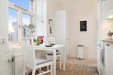 taburete tolix suelos de madera natural pino sofá gris sillon de mimbre negro papeleras vipp muebles de ikea muebles de diseño interiorismo nórdico interiores pisos pequeños estilo nórdico estilo escandinavo decoración diseño de interiores decorar pisos pequeños decorar casas decoración sueca decoración sencilla decoración pisos pequeños decoración en blanco negro gris decoración de interiores cocinas modernas pequeñas cocinas blancas pequeñas chimenea olla negra metal blog interiorismo blog decoración apartamentos pequeños decoración 