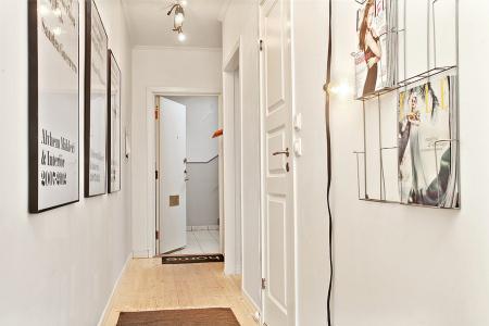 taburete tolix suelos de madera natural pino sofá gris sillon de mimbre negro papeleras vipp muebles de ikea muebles de diseño interiorismo nórdico interiores pisos pequeños estilo nórdico estilo escandinavo decoración diseño de interiores decorar pisos pequeños decorar casas decoración sueca decoración sencilla decoración pisos pequeños decoración en blanco negro gris decoración de interiores cocinas modernas pequeñas cocinas blancas pequeñas chimenea olla negra metal blog interiorismo blog decoración apartamentos pequeños decoración 