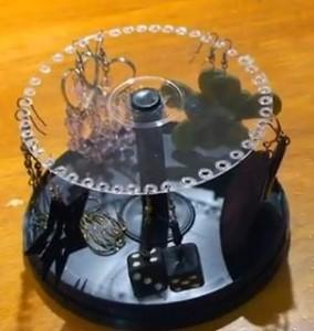 Hemos hecho un organizador de pendientes con un CD