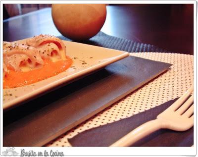 Rollitos de pollo con crema de piquillos