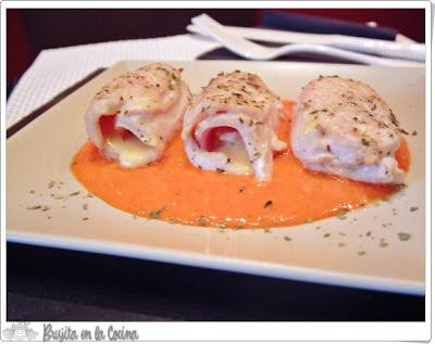 Rollitos de pollo con crema de piquillos