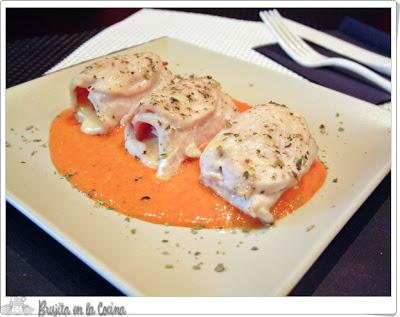 Rollitos de pollo con crema de piquillos