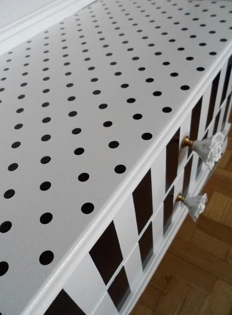 DE LUNARES Y RAYAS. EL ANTES Y DESPUES DE UNA MESITA RECUPERADA DE LUNARES Y RAYAS. EL ANTES Y DESPUES DE UNA MESITA RECUPERADA