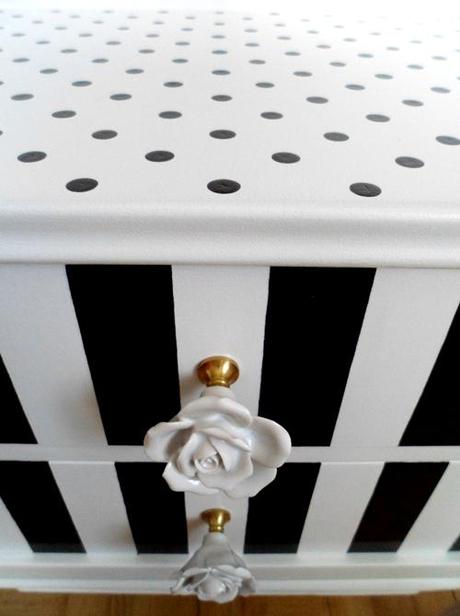 DE LUNARES Y RAYAS. EL ANTES Y DESPUES DE UNA MESITA RECUPERADA DE LUNARES Y RAYAS. EL ANTES Y DESPUES DE UNA MESITA RECUPERADA