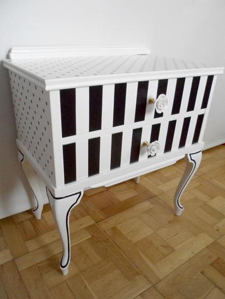 DE LUNARES Y RAYAS. EL ANTES Y DESPUES DE UNA MESITA RECUPERADA DE LUNARES Y RAYAS. EL ANTES Y DESPUES DE UNA MESITA RECUPERADA