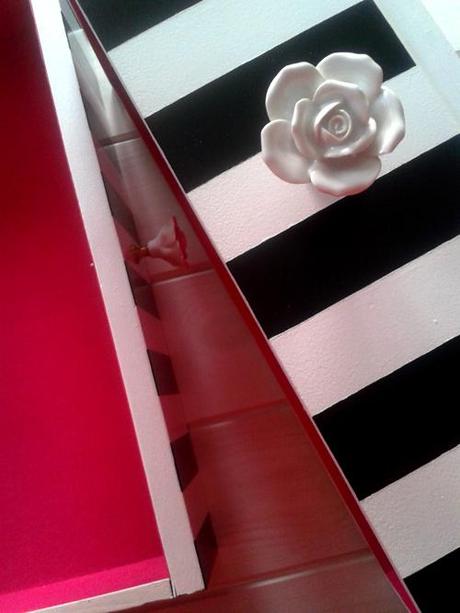 DE LUNARES Y RAYAS. EL ANTES Y DESPUES DE UNA MESITA RECUPERADA DE LUNARES Y RAYAS. EL ANTES Y DESPUES DE UNA MESITA RECUPERADA