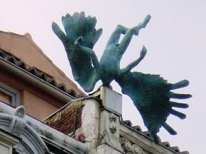 Escultura en la Calle Milaneses, esquina con Calle Mayor, en Madrid