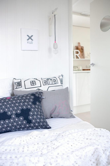 suelos de microcemento blanco sofá blanco chaiselong sillas transparentes muebles de madera natural muebles de ikea muebles de exterior muebles de diseño interiorismo nórdico interiores pisos pequeños estilo nórdico estilo escandinavo decoración diseño nórdico diseño holandés diseño de interiores diseño de exteriores decorar pisos pequeños decorar casas decoración sueca decoración sencilla decoración romántica decoración pisos pequeños decoración de interiores cocinas modernas pequeñas cocinas blancas pequeñas casas verano en holanda casas pequeñas veraneo decoración blog interiorismo blog decoración blog de diseño escandinavo apartamentos pequeños decoración 