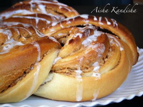 KRINGLE CON CREMA DE TURRÓN Y ALMENDRA CROCANTI
