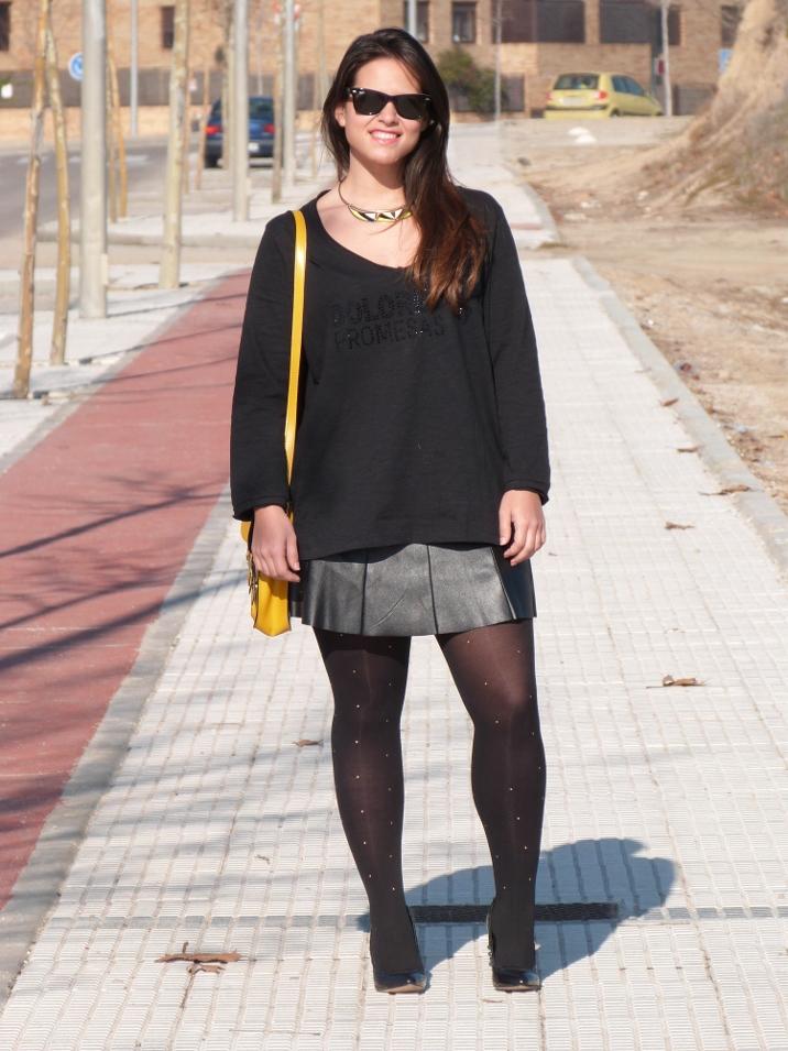 Camiseta negra Dolores Promesas y falda de cuero