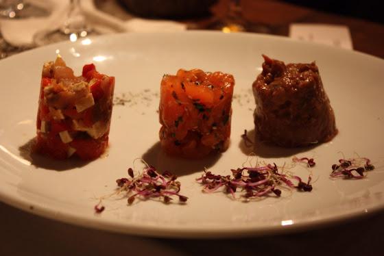 Los tres primeros tartars: tofu, salmón y el especial de la casa