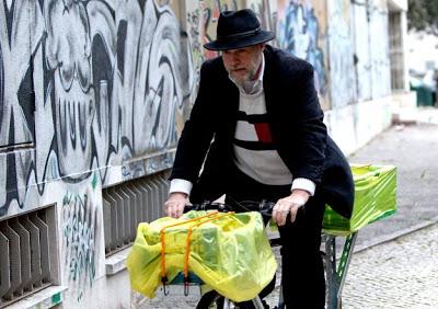 El loco samaritano de la bicicleta
