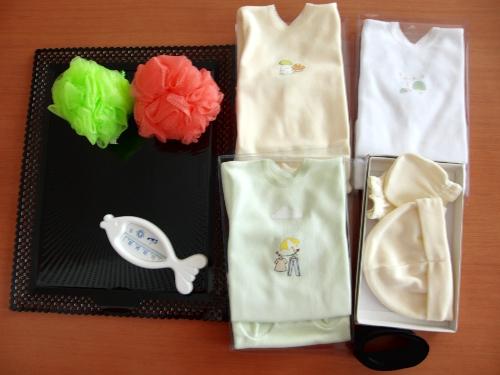 ropa para bebé y accesorios con los que confeccionar un regalo original