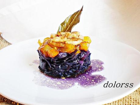 Col lombarda especiada con manzana caramelizada