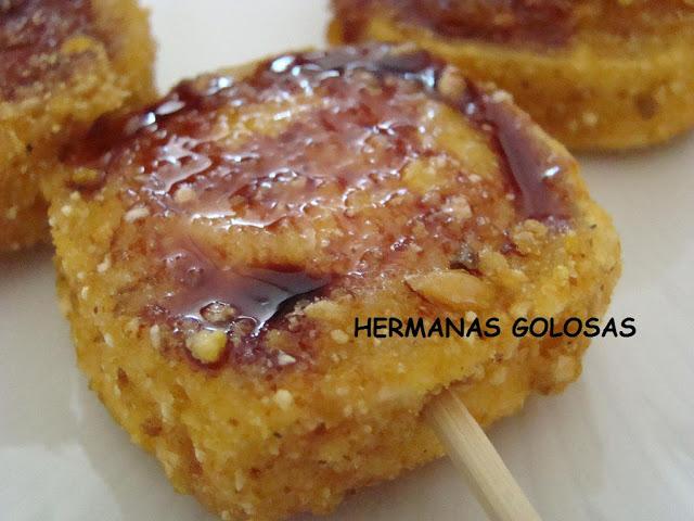 QUESO DE CABRA EN COSTRA DE MAÍZ FRITO CON REDUCCIÓN DE VINO TINTO A LA MIEL